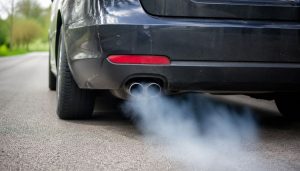 fumée qui sort d'un pot d'échappement
