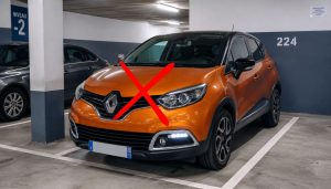 renault captur orange dans un parking
