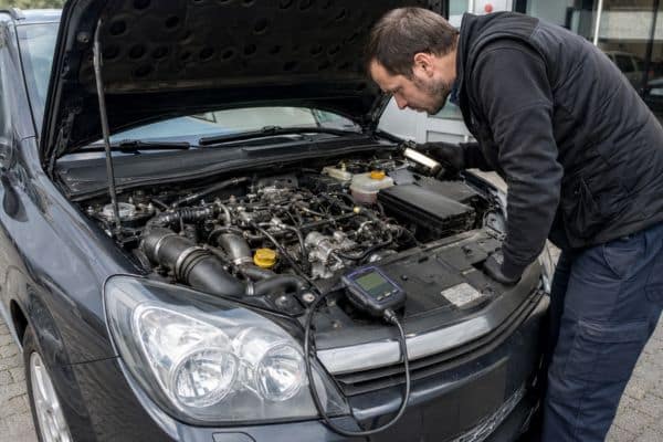 ne Opel Astra H 1.7 CDTI capot ouvert pendant une inspection avant achat