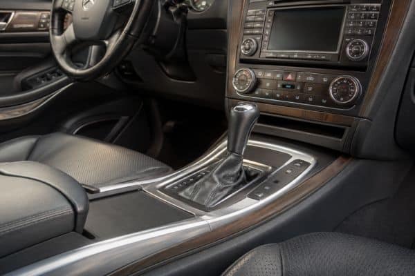 gros plan de l’intérieur d’une Mercedes ML 320 CDI, avec focus sur la zone de commande de la boîte automatique