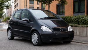 Mercedes Classe A 170 CDI ancienne génération garée en ville, vue en trois quarts avant