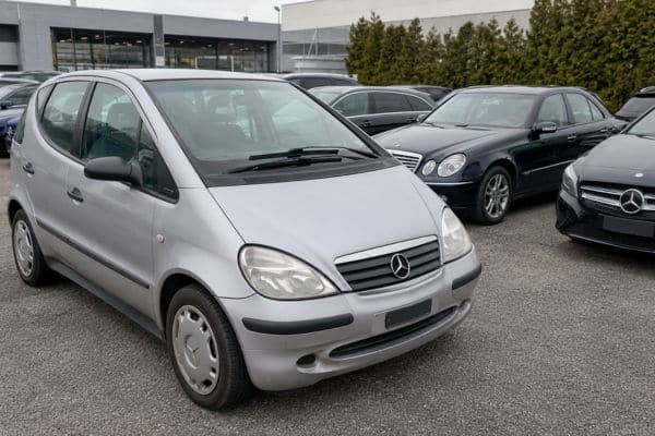 Mercedes Classe A 170 CDI garée dans un parking extérieur à côté d’autres Mercedes diesel d’occasion