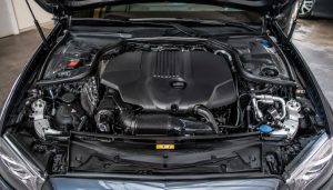 Photo réaliste d’un moteur diesel Mercedes 220 CDI 170 ch sous le capot d’une berline Mercedes