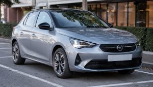 Opel Corsa 1.2 Turbo moderne garée sur une place de parking en ville