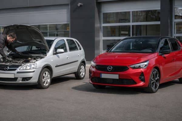 omparaison entre deux Opel Corsa, pour illustrer l’article sur la Corsa 1.4 essence 90 ch face à la Corsa 1.2 Turbo 100 ch.