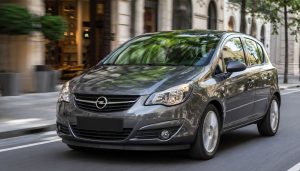 Opel Corsa 1.4 essence 90 ch en train de rouler en ville