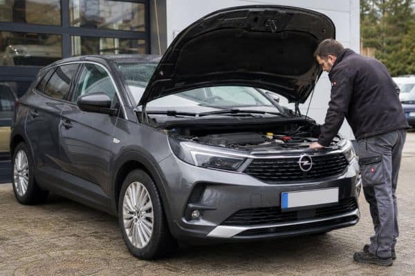 Opel Grandland X d’occasion en cours d’inspection avant achat