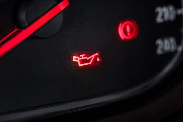 voyant rouge allumé du tableau de bord d’une Opel Corsa