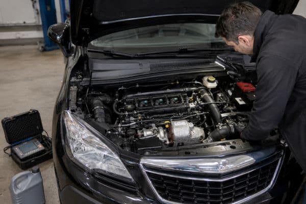 compartiment moteur Opel 1.2 Turbo ouvert pendant une inspection mécanique avant achat