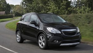 Opel Mokka 1.6 CDTI 136 en train de rouler dans un environnement de campagne