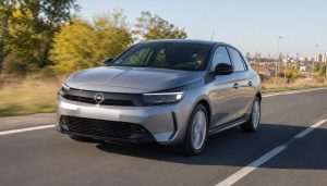 Opel récente équipée d’un moteur 1.2 Turbo, dans un environnement routier moderne